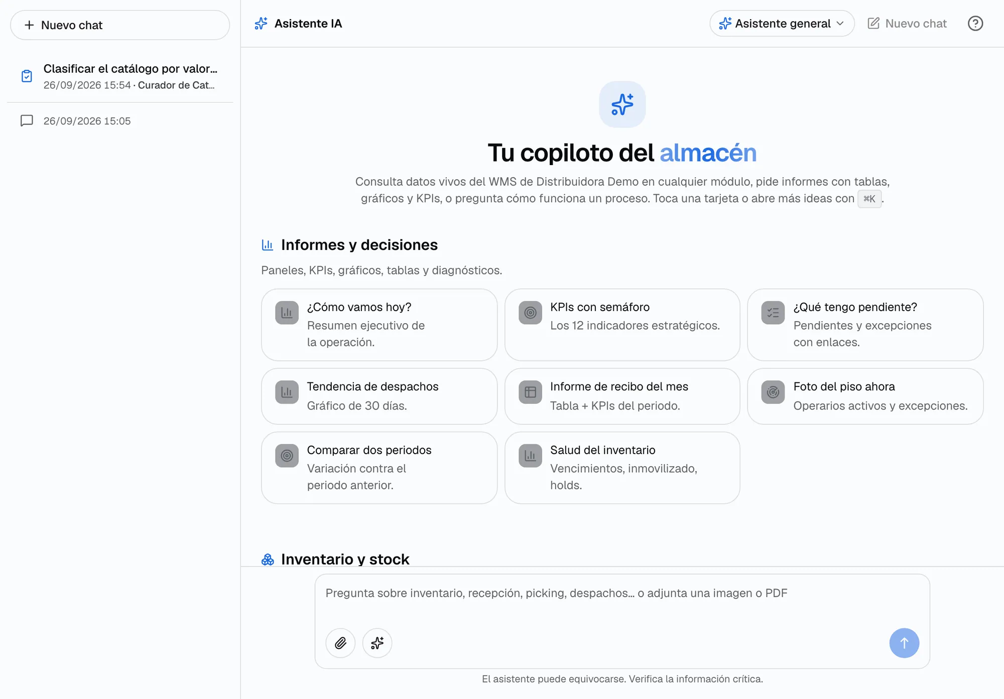 Chat del asistente en página completa con el historial de conversaciones, el selector de agente y tarjetas de sugerencias por categoría