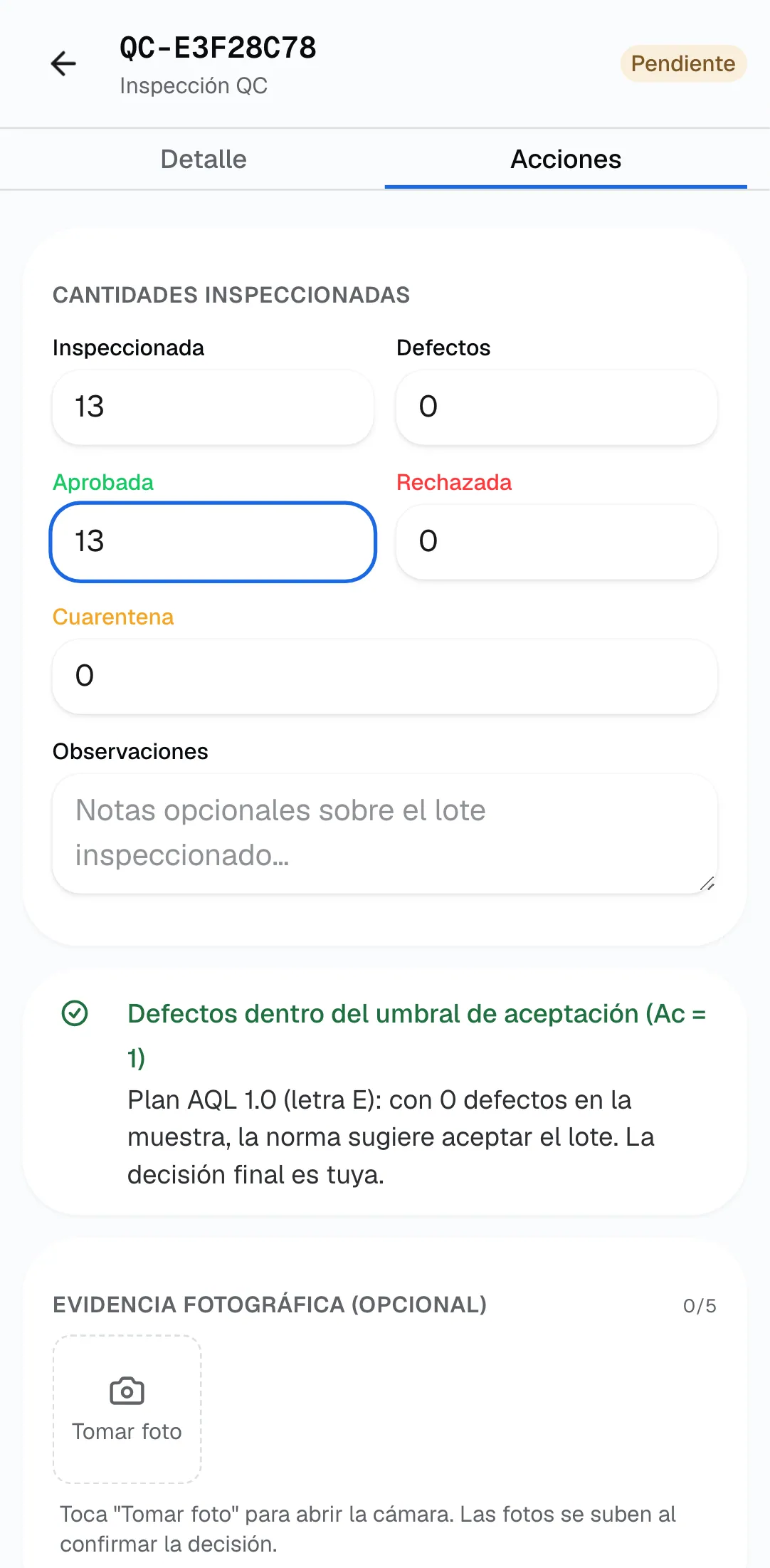 Pestaña Acciones de la inspección en RF con cantidades inspeccionada, defectos, aprobada, rechazada y cuarentena, y la sugerencia de aceptar el lote