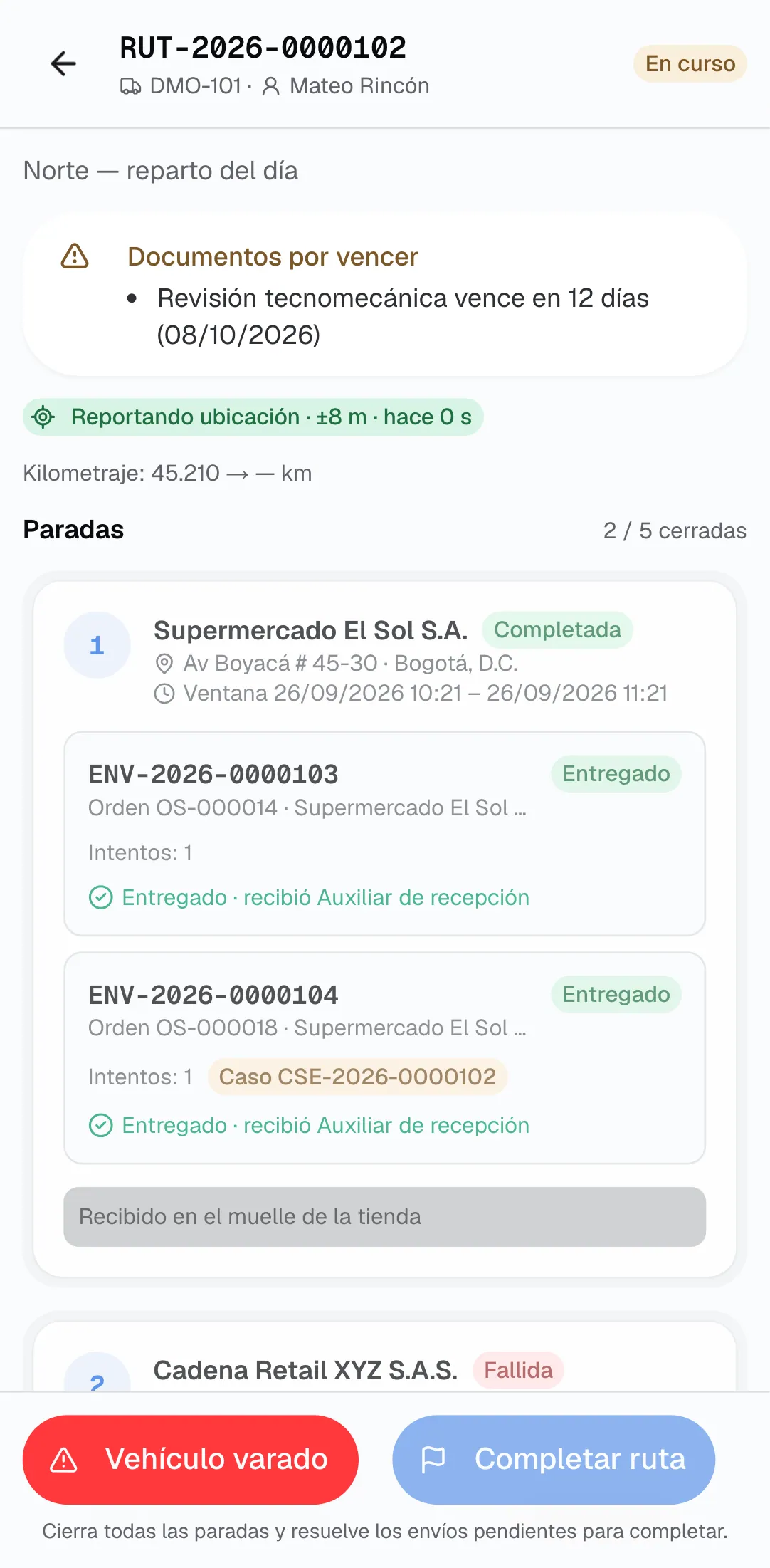 Ruta en curso en el RF del conductor con aviso de documentos por vencer, el chip Reportando ubicación, las paradas con sus envíos entregados y Completar ruta